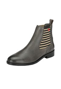 Stivale alla caviglia in pelle grigia con un design elegante, caratterizzato da un pannello laterale elastico a righe con un accento a forma di cuore rosso e un tacco basso e impilato.