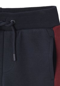 Navyblaue Sweatpants mit einem gerippten Bund, Kordelzug und seitlichen Taschen. Mit bordeauxroten Akzenten an den äußeren Beinseiten. Weicher Stoff.