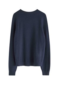 Marinblå stickad tröja, avslappnad passform, ribbat halsband och manschetter, mjukt material, inga synliga mönster eller dekorationer, bakvy visas.