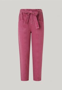 Pantalones de algodón rosa con cintura con cinturón, corte recto, bolsillos laterales y detalles de costuras visibles. Textura suave y diseño casual.