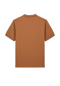 Maglietta marrone di cotone con scollo rotondo e maniche corte. Design semplice senza motivi o dettagli. Vestibilità standard e tessuto liscio.