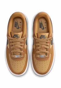 Nike Air Force 1 w brązowej i beżowej skórze, z perforowanym czubkiem, płaskimi sznurówkami, wyściełanym wnętrzem i białą gumową podeszwą.