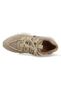 Beige sneakers met een textuur van wol, gladde leren accenten, tonale veters en een ronde neus. Gevoerde zool voor comfort.