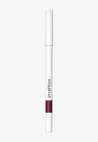 Crayon à lèvres Smashbox avec un corps blanc et une bande d'accent marron, au design élégant et à bouchon tournant pour une application facile.