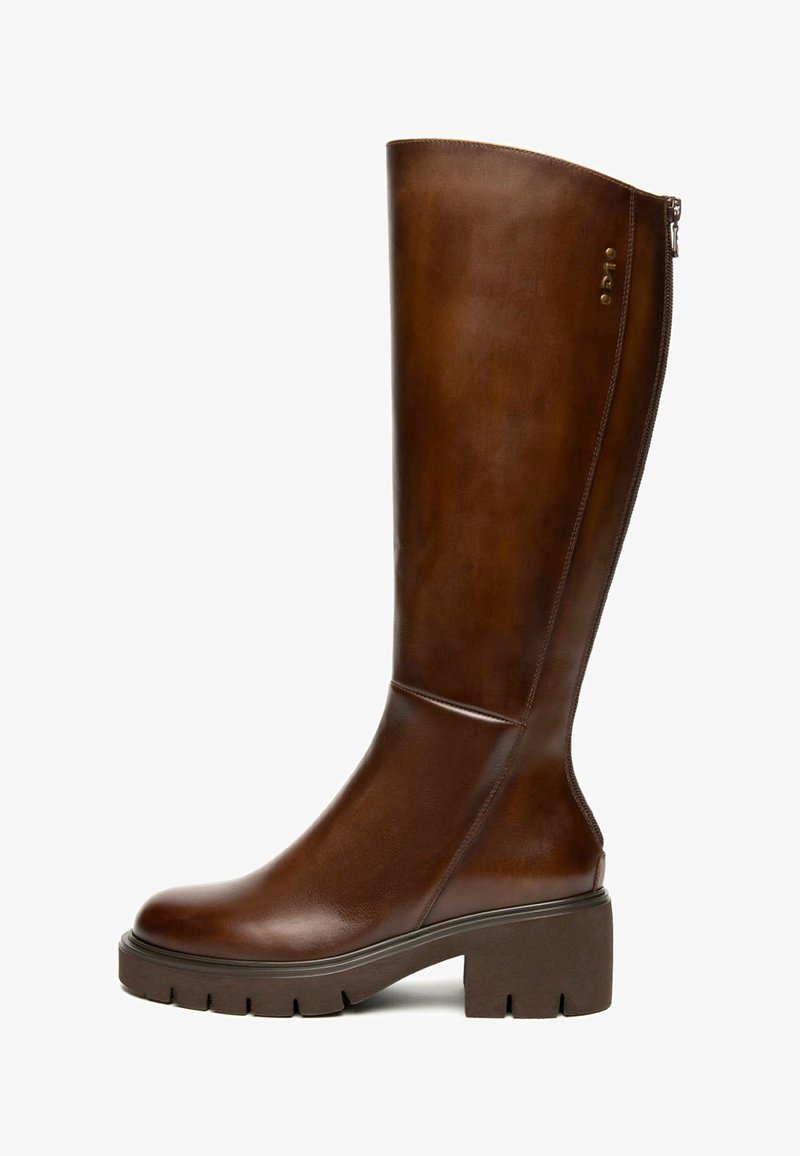 Braune Lederstiefel bis zum Knie mit runder Spitze, dickem Absatz und seitlichem Reißverschluss. Verfügt über minimale Nähte und eine glatte Textur.