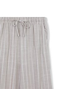 Pantaloni a righe grigio chiaro in lino, con elastico in vita e cordoncino, tasche laterali e una vestibilità comoda.