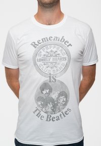 Paradiso Clothing THE BEATLES REMEMBER SGT PEPPER LONELY HEARTS - Print T-shirt - white