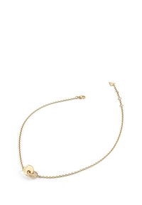 Gouden armband met een gedraaide ontwerp en een ronde sluiting, versierd met kleine heldere edelstenen aan één kant, gladde textuur.