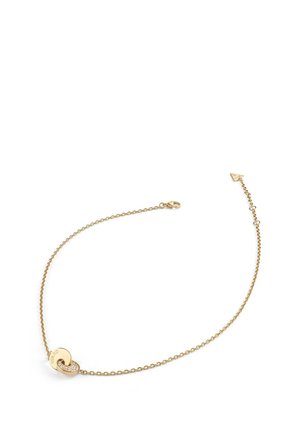 Gouden armband met een gedraaide ontwerp en een ronde sluiting, versierd met kleine heldere edelstenen aan één kant, gladde textuur.