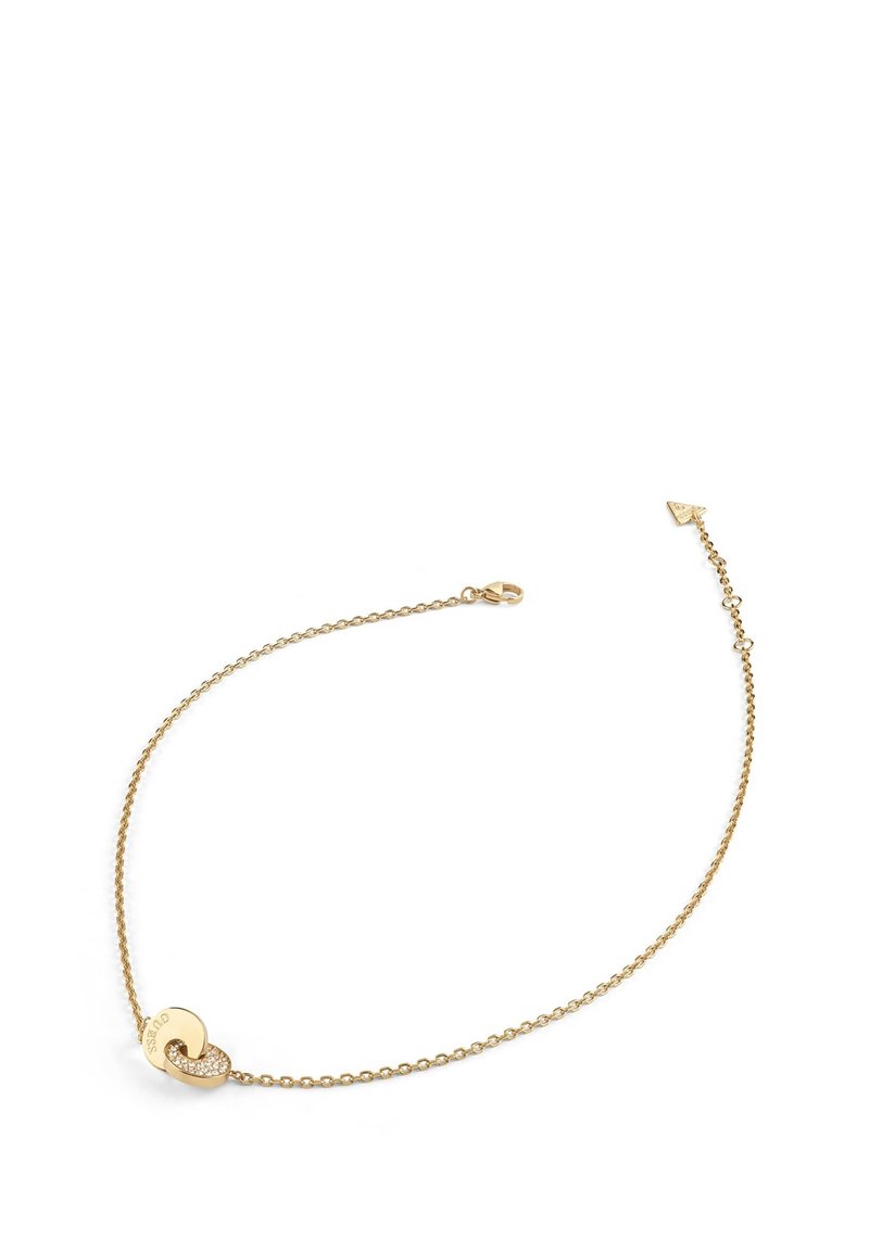 Gouden armband met een gedraaide ontwerp en een ronde sluiting, versierd met kleine heldere edelstenen aan één kant, gladde textuur.