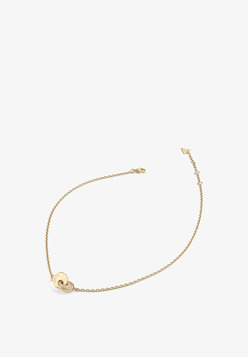 Gouden armband met een gedraaide ontwerp en een ronde sluiting, versierd met kleine heldere edelstenen aan één kant, gladde textuur.