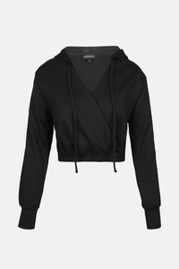 Sudadera negra corta con mangas largas, capucha con cordón y diseño envolvente. Fabricada en un tejido suave y texturizado con un dobladillo elástico.