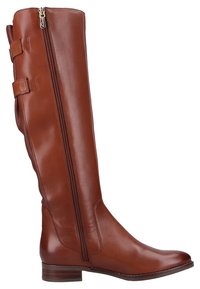 Botte montante en cuir marron avec une fermeture éclair latérale, un talon plat et deux brides décoratives. Texture lisse et design épuré.