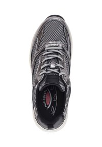 Grijze mesh sneaker met een gestructureerd ontwerp, contrasterende zwarte accenten, ronde veters en een gevormde zool met een logo detail aan de binnenkant.