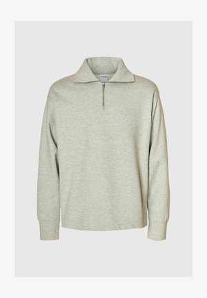 Hellgrauer Pullover mit hohem Kragen und halbem Reißverschluss. Hergestellt aus weichem Stoff, mit langen Ärmeln und lockerer Passform.