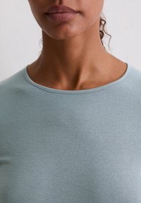  Lichtblauwe geribde top met een ronde halslijn en een gladde textuur, geschikt voor casual dragen of als laagje.