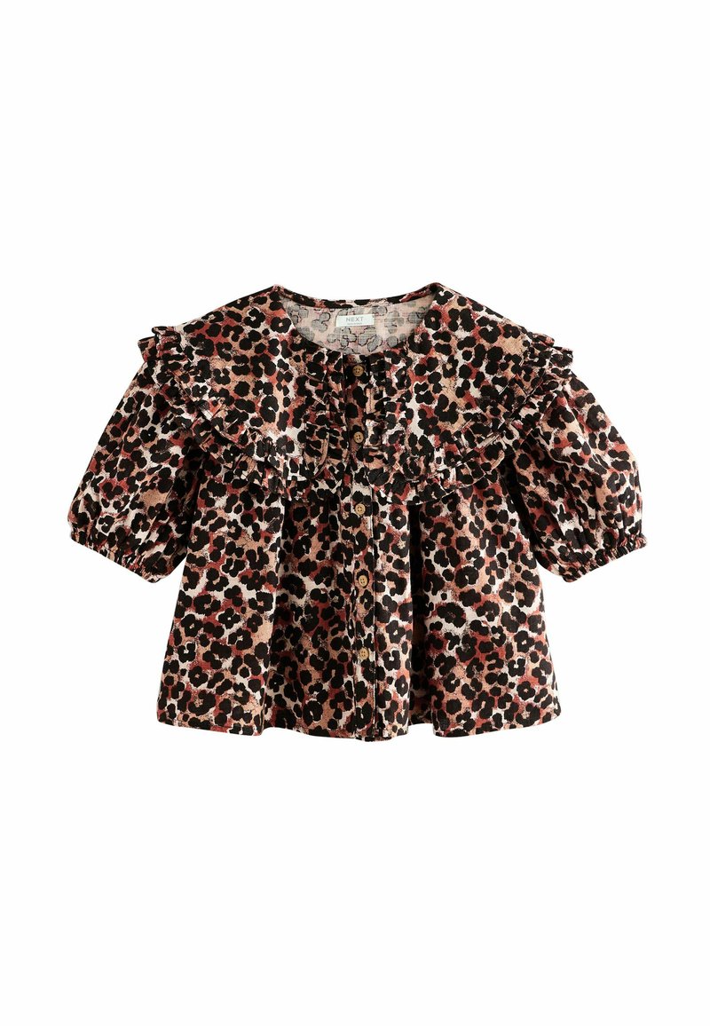 Blouse à imprimé léopard en tissu doux, avec un col volanté, des manches courtes bouffantes et une fermeture à boutons sur le devant. Principalement marron et noir.