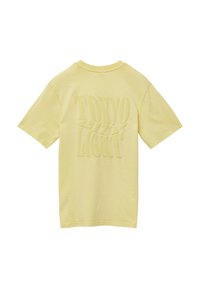 Geel katoenen T-shirt met korte mouwen. Textuur graphic "TOKYO LIGHT" in een gebogen lettertype op de achterkant. Klassiek ontwerp met ronde hals.