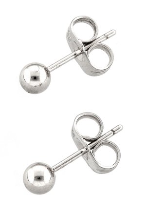 Een paar kleine zilveren bolvormige oorknopjes met vlinderachterkanten op een witte achtergrond.