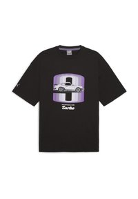 Camiseta de algodón negra con un gráfico de un Porsche Turbo en blanco y púrpura, con un fondo redondeado y texto en negrita debajo.