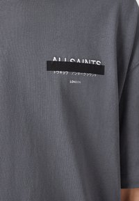 AllSaints REDACT CREW - Camiseta estampada - anthracite grey