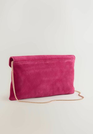 Magenta ruskindsklutch med en glat tekstur, fold-over design og en guldkæde som rem. Rektangulær form, minimalistisk stil.