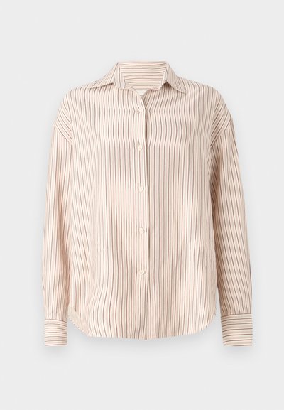 Camisa de botão riscada em off-white com finas riscas verticais vermelhas. Apresenta um colarinho espalhado e mangas longas com terminações abotoadas.