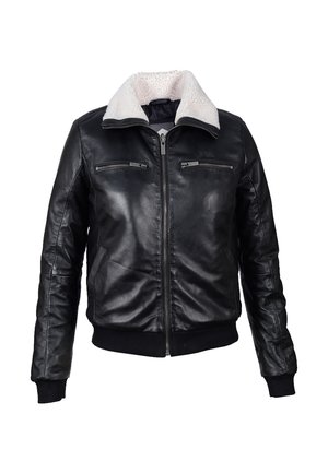 Giacca in pelle nera con zip frontale, due tasche sul petto, un colletto morbido bianco, maniche a costine e vita a costine, con una texture liscia.