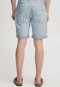 Světle modré bavlněné šortky s ohrnutým lemem, se dvěma zadními kapsami a pohodlným elastickým pasem. Zadní kapsy jsou ploché.