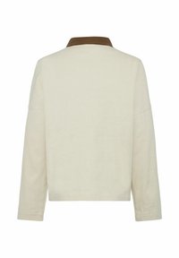 Geknipte crèmekleurige jas met een bruine faux leren kraag, lange mouwen en een gladde, effen textuur. Geen zichtbare sluitingen of versieringen.