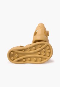 Gelbe Gummisandale mit einem offenen Design, verstellbarem Riemen und strukturiertem Fußbett mit kreisförmigen Griffen, versehen mit der Größe '21'.