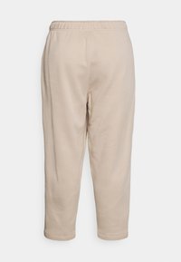 Nike Sportswear PLUS - Calças de fato de treino - sanddrift