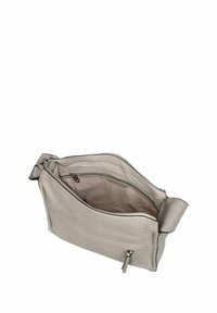 Jasnoszara skórzana torba z zamkiem błyskawicznym, z wewnętrzną kieszenią i gładką fakturą. Ozdobiona frędzlem i płaskim paskiem.