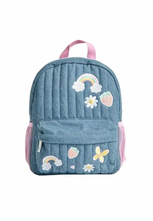 Jeansrugzak met een gequilt ontwerp, roze accenten, een voorvak en kleurrijke geborduurde patches, waaronder regenbogen, aardbeien en bloemen.