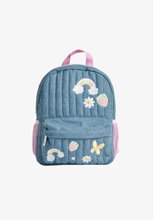 Jeansrugzak met een gequilt ontwerp, roze accenten, een voorvak en kleurrijke geborduurde patches, waaronder regenbogen, aardbeien en bloemen.