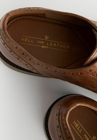 Next BROGUES WITH CONTRAST- REGULAR FIT - Šněrovací boty - tan brown