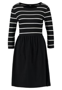 Robe noire à rayures horizontales blanches, col rond, manches trois-quarts ; taille froncée menant à une jupe évasée. Tissu en coton.