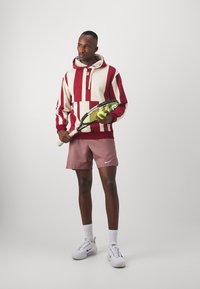 Nike Performance COURT VICTORY - Kurze Sporthose - smokey mauve/white
