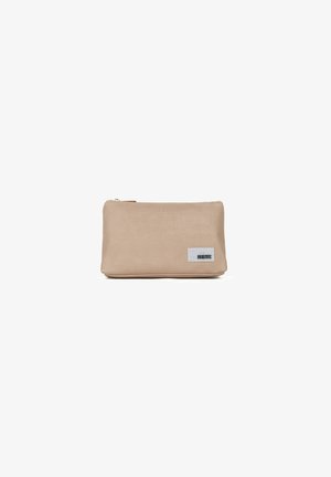 Pochette en tissu beige faite d'un matériau durable, dotée d'une fermeture éclair et d'un écusson de logo texturé dans le coin inférieur. Forme rectangulaire.