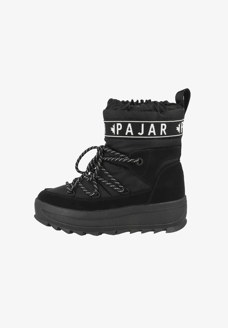 Botas de invierno negras aisladas con suela gruesa, cordones en negro y blanco, y la marca "PAJAR" en el puño superior con el logo de la hoja de arce.