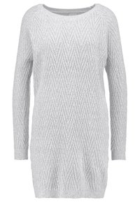 Robe en tricot gris clair à manches longues avec motif en chevron texturé et poignets et ourlet côtelés.