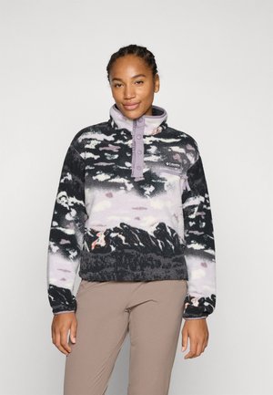 Fleece-Pullover mit hohem Kragen, schwarz-lila abstraktem Muster, Knöpfen vorne und einem Logo-Patch auf der linken Brust.