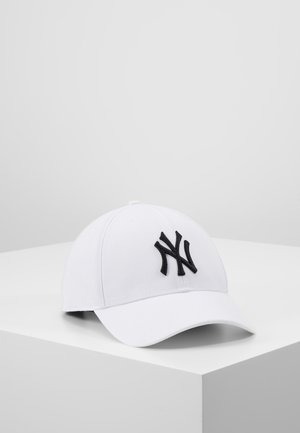 Weißes Baseballcap mit schwarzem gesticktem 'NY'-Logo. Mit einem gebogenen Schirm und strukturiertem Design für einen perfekten Sitz.