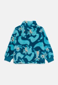 Sudadera de forro polar en color teal con patrones abstractos en azul y beige, cuello alto y puños acanalados. Textura suave con un corte holgado.