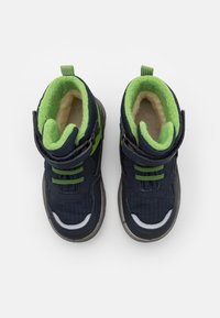 Marineblauwe en groene kinderboots met een textiel bovenwerk, een zachte voering, een klittenbandsluiting en rubberen zolen voor grip.