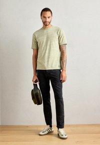 Scotch & Soda REGULAR FIT  - Basic T-shirt - calla green melange