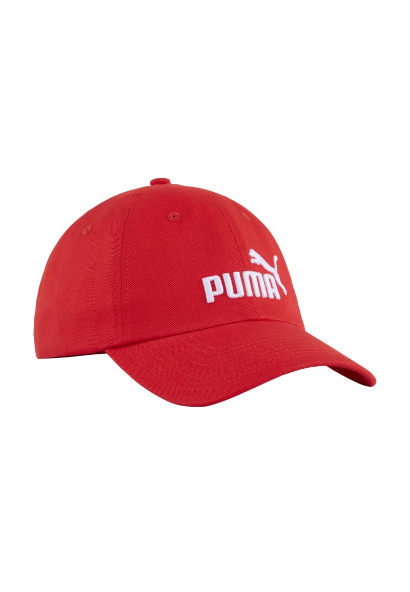 Czerwony baseballowy kapelusz z zakrzywionym daszkiem i białym haftowanym logo Puma na przednim panelu na białym tle.
