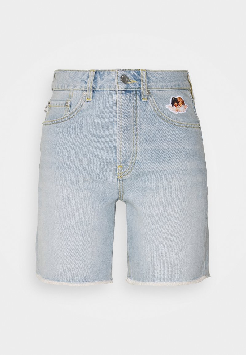 Short en denim bleu clair avec un ourlet brut, des poches avant, des passants pour ceinture et un petit patch représentant deux femmes sur la poche droite.