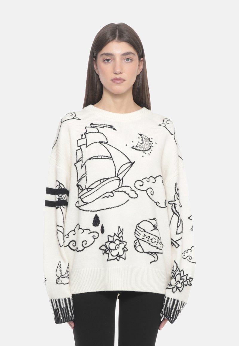 Gestickter Pullover in Creme mit schwarzen maritimen und floralen Mustern, ausgestattet mit einem Rundhalsausschnitt und gestreiften Rippbündchen.