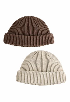 To ribstrikkede hue med foldede kanter, en i brun og en i lys beige, isoleret på en hvid baggrund.